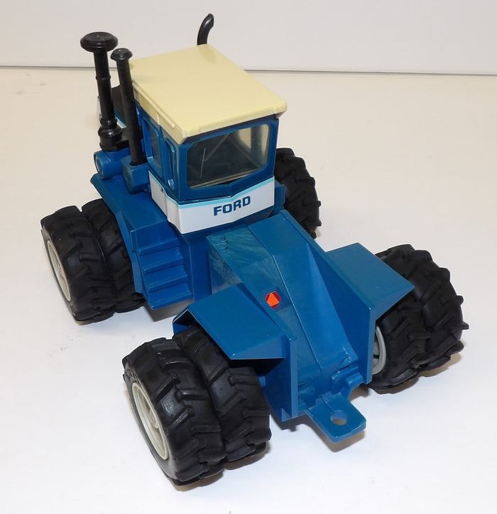 #3092 1/32 Ford FW-60 4WD Tractor with Duals - Plastic