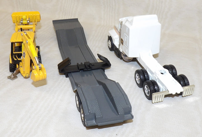 #5574EO 1/64 John Deere Construction Hauling Set with JD Backhoe - No Package, AS IS