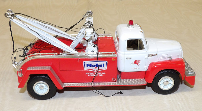 #SY1173 1/34 Mobil Service 1957 International R-200 Tow Truck - Bad Winch Lines, AS IS